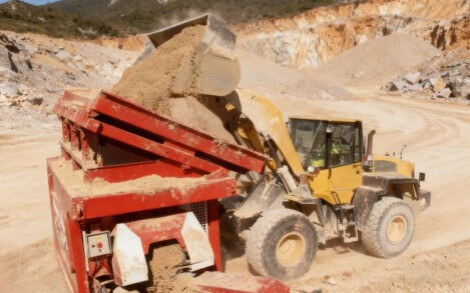 How Does a Heavy Duty Hopper Feeder Work at a Mine Site? How Does a Heavy Duty Hopper Feeder Work at a Mine Site?